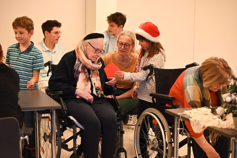 Volksschüler schenken Seniorenhausbewohnern ihre Zeit: Die Kinder haben jedem Bewohner noch ein kleines Nikolausgeschenk mitgebracht.