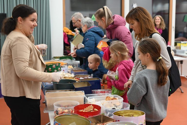 Keksverkauf in Volksschule Rheindorf: Tradition vereint Gemeinschaft: Der Keksverkauf an der VS Rheindorf ist zu einem Fixpunkt geworden.