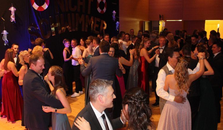 Bezauer Maturaball für Nichtschwimmer: Tanzfreudige Gäste sorgten den ganzen Abend für großes Gedränge auf der Tanzfläche.