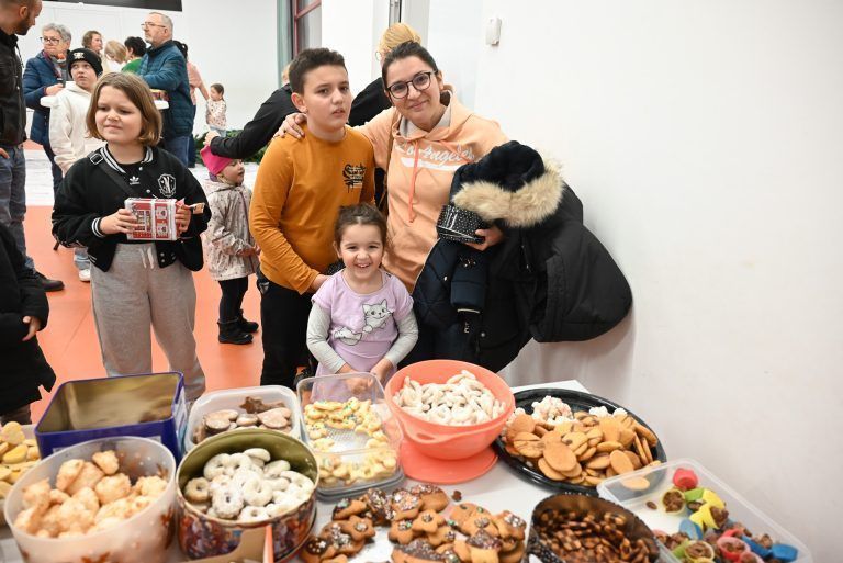 Keksverkauf in Volksschule Rheindorf: Tradition vereint Gemeinschaft: Die Freude über die vielen leckeren Kekse war den Besuchern anzusehen.