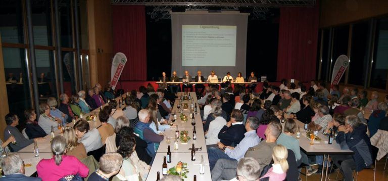 Neue Führungsriege für „Üsa Lado“ in Bizau: Volles Haus bei der Jahreshauptversammlung des Bizauer Konsumvereins, der dabei eine neue Führungsriege wählte. STP