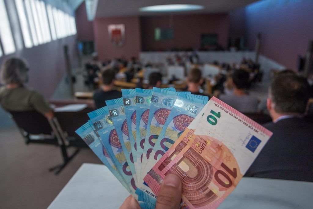 Die Landesregierung sucht den Sparstift