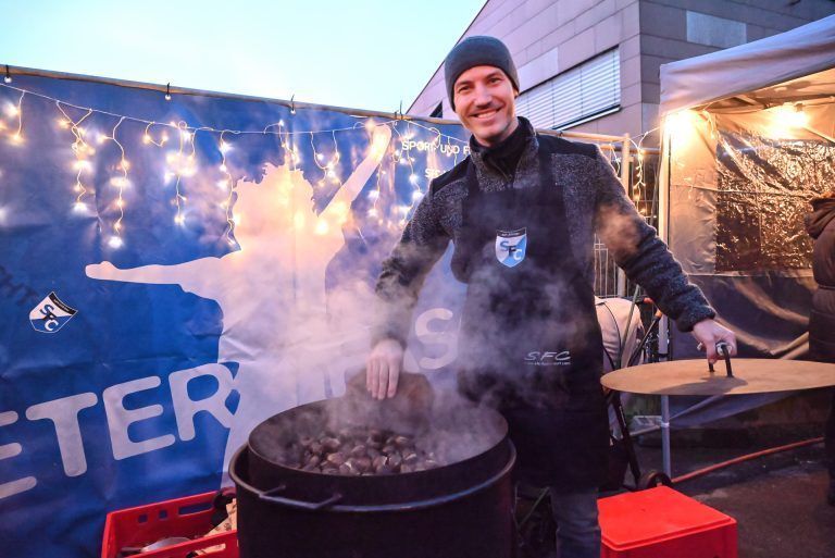 Freunde fürs Leben: Peter Flatscher brät am Markt Maroni und erzählt von den Anfängen des Vereins.