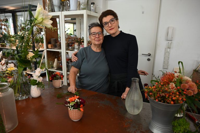 Mariettas Blumenzauber muss schließen: Die bereits pensionierte Angestellte Katharina (links) hilft ihrer ehemaligen Chefin, um das Geschäft in den letzten Wochen noch aufrecht erhalten zu können.