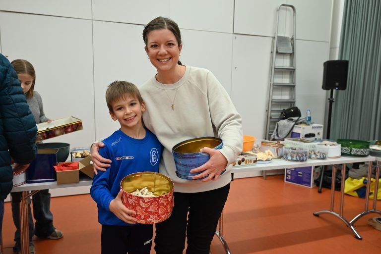 Keksverkauf in Volksschule Rheindorf: Tradition vereint Gemeinschaft: Eva Künz freute sich mit ihrem Sohn Noah über die leckeren Kekse, die sie in der Schule kaufen konnten.
