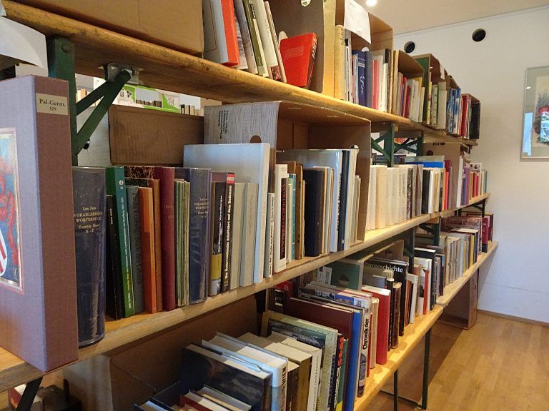 Adventliche Vorfreude im Haus der Begegnung: Der Bücherflohmarkt ist heuer erstmals in den Adventsmarkt integriert.