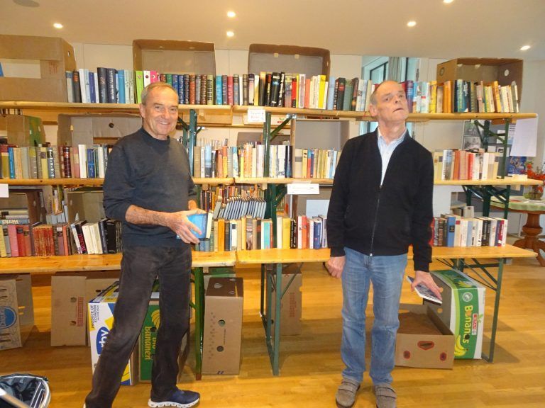 Adventliche Vorfreude im Haus der Begegnung: Helmut Schneider und Eberhard Zumtobel sortierten die Auswahl für den neuen Bücherflohmarkt.