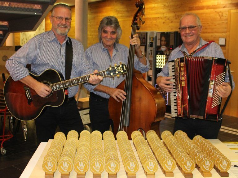 Messe Dornbirn war die Reise wert : Nicht weniger als 23 mal erklang "Ein Wälderdorf" in der Wälderhalle auf der Dornbirner Messe - beim "Danke-Abend" spielten Oldies.3 die heimliche Wälderhymne zum 24. Mal . . .