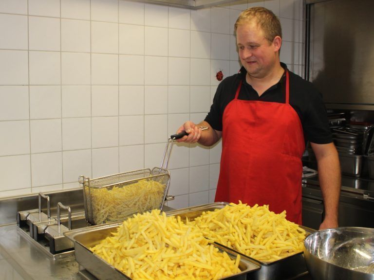 Noch dreimal Rommé im Schüblingtheater: Wer auf fleischlose Ernährung schwört, muss deshalb im Hohenweiler Theater nicht hungern: Christian Fink liefert Pommes in Hülle und Fülle.