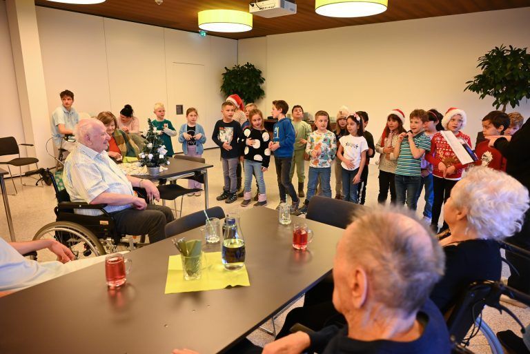 Volksschüler schenken Seniorenhausbewohnern ihre Zeit: Die Schülerinnen und Schüler haben für die Bewohner viele Weihnachtslieder und eine Weihnachtsgeschichte mitgebracht.