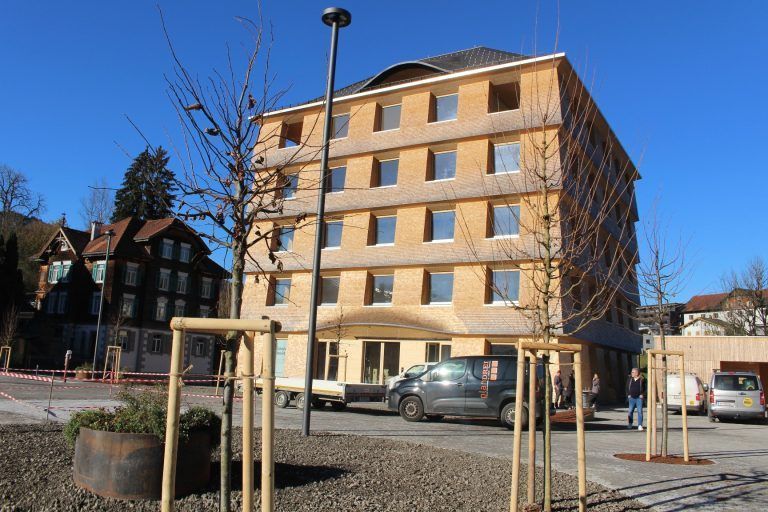 Märtle a dr Egg uf‘m „Posthus-Platz“: Rund ein Dutzend Bäume, weitere Bepflanzung und Grünflächen lassen erahnen, dass der neue Dorfplatz im Frühjahr zu einer grünen Oase mitten im Egger Zentrum erblühen wird.