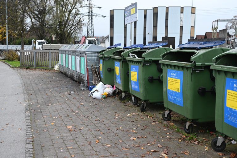 Ein neuer Platz für das Quartierszentrum Hofsteigplatz: Durch das Wegfallen der oberirdischen Sammelstellen im Januar 2025 wird das Ortsbild zusätzlich verschönert.