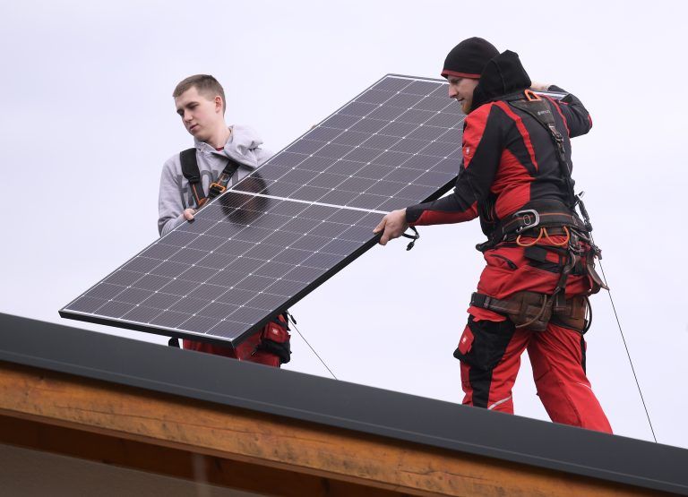 ABD0009_20230314 – ZILLINGTAL –
STERREICH: ++ THEMENBILD ++ Mitarbeiter einer Elektrofirma whrend einer Montage von PV-Modul Paneelen einer Solaranlage am Montag, 13. Mrz 2023, auf einen Wohnhaus in Zillingtal. Die Energie-Versorger verzeichnen ein reges Interesse der Stromkunden an Photovoltaik-Anlagen. – FOTO: APA/ROBERT JAEGER