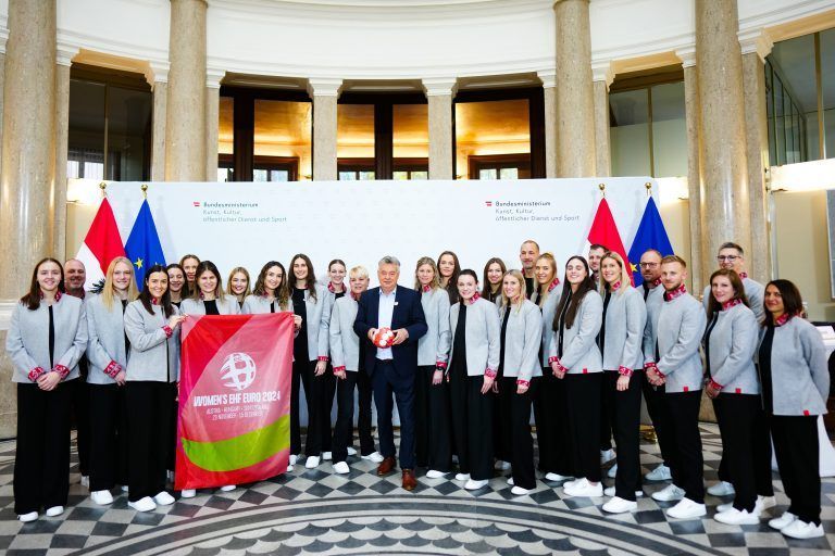 ABD0009_20241121 – WIEN – STERREICH: Vizekanzler Werner Kogler (GRNE) und das Frauen Nationalteam am Donnerstag, 21. November 2024, anl. der Verabschiedung des Frauen Nationalteams in Wien. – FOTO: APA/EVA MANHART