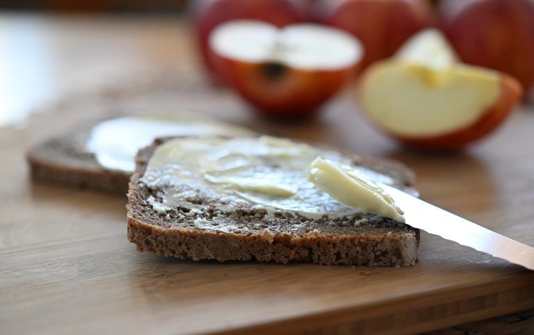 ABD0018_20231024 – SALZBURG –
STERREICH: ++ THEMENBILD ++ Illustration zu den Themen Lebensmittel / Handel / Warenkorb / Teuerung / Inflation / Brot – Ein mit Butter bestrichenes Brot und pfel, aufgenommen am Montag, 23. Oktober 2023. – FOTO: APA/BARBARA GINDL