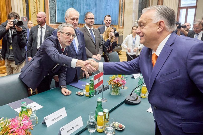 ABD0024_20241031 – WIEN – STERREICH: (v.l.) FP-Chef Herbert Kickl, Nationalratsprsident Walter Rosenkranz und der Ministerprsident von Ungarn, Viktor Orban (Fidesz) am Donnerstag, 31. Oktober 2024, anl. eines Besuchs des ungarischen Ministerprsidenten im Parlament in Wien. ACHTUNG ABDRUCK NUR MIT VOLLSTNDIGER COPYRIGHTNENNUNG: “PHOTONEWS.AT/GEORGES SCHNEIDER/APA” GESTATTET. – FOTO: APA/PHOTONEWS.AT/GEORGES SCHNEIDER – ACHTUNG ABDRUCK NUR MIT VOLLSTNDIGER COPYRIGHTNENNUNG: […]