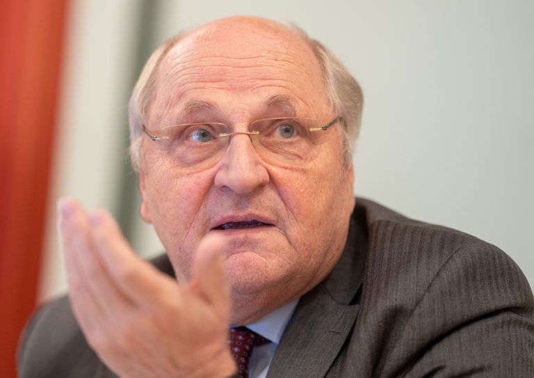 ABD0046_20231214 – WIEN –
STERREICH: Prsident des Fiskalrates Christoph Badelt am Donnerstag, 14. Dezember 2023, whrend einer PK des Fiskalrates Austria zum Thema “Bericht ber die ffentlichen Finanzen 2022 bis 2027 und Empfehlungen” in Wien. – FOTO: APA/GEORG HOCHMUTH