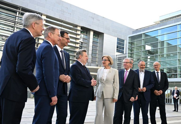 ABD0047_20240403 – ST. PLTEN – STERREICH: Peter Kaiser (SP), Thomas Stelzer (VP), Markus Wallner (VP), Michael Ludwig (SP), Johanna Mikl-Leitner (VP), Wilfried Haslauer (VP), Christopher Drexler (VP), Hans Peter Doskozil (SP) und Anton Mattle (VP) am Mittwoch, 3. April 2024, anl. der Landeshauptleute-Konferenz in St. Plten. – FOTO: APA/HELMUT FOHRINGER