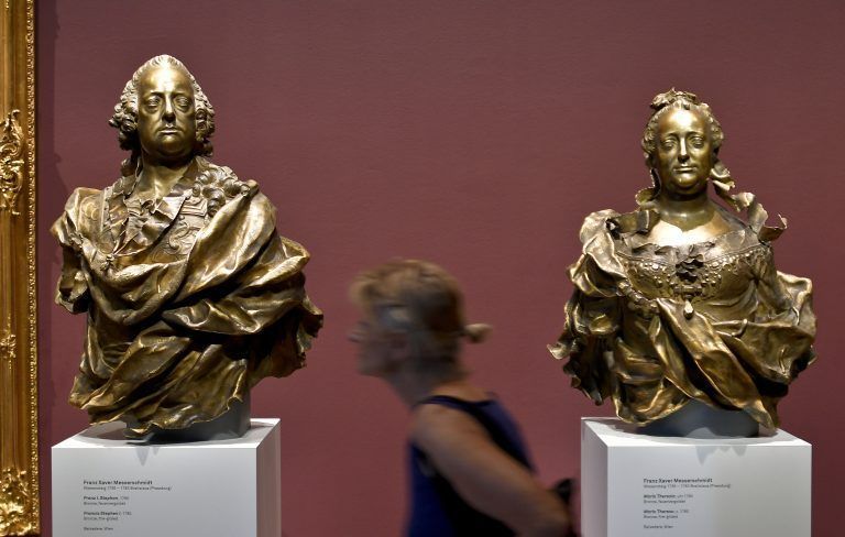 ABD0051_20170629 – WIEN – STERREICH: Eine Ausstellungsbesucherin vor Sculpturen von “Franz I., Stephan” (L) und “Maria Theresia” am Donnerstag, 29. Juni 2017, whrend einer Pressefhrung durch die Ausstellung “Maria Theresia und die Kunst” im Unteren Belvedere in Wien. Die Ausstellung dauert von 30.06. bis 5.11.2017. – FOTO: APA/HERBERT NEUBAUER