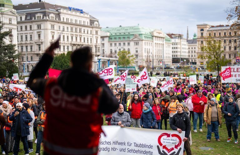 ABD0076_20241118 – WIEN – STERREICH: Die Gewerkschaften GPA und vida rufen am Montag, 18. November 2024, zu einer Demonstration zum Thema “Gerechter Abschluss des Sozialwirtschaft-Kollektivvertrags” in Wien auf.. – FOTO: APA/GEORG HOCHMUTH