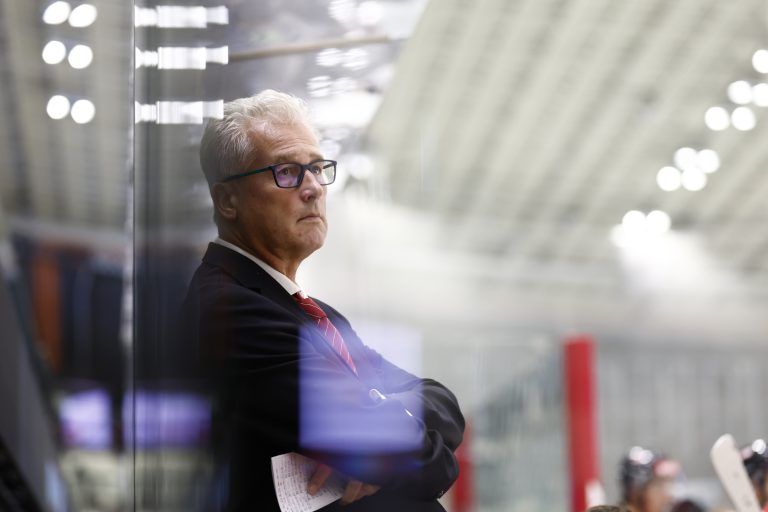 ABD0080_20240824 – GRAZ – STERREICH: Trainer Roger Bader (AUT) whrend des Eishockey Testspiels zwischen sterreich und Slowenien am Samstag, 24. August 2024, im Merkur Eisstadion in Graz. – FOTO: APA/ERWIN SCHERIAU