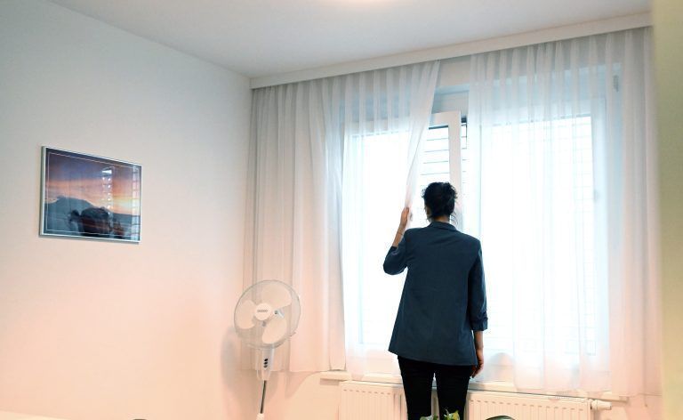 ABD0096_20240913 – WIEN –
STERREICH: ++ THEMENBILD ++ Illustration zu den Themen ?Frauenhaus / Gewalt gegen Frauen / Gesellschaft / Sicherheit / Frauen &Mnner? – Eine Person in einer Wohneinheit in einem Frauenhaus in Wien, aufgenommen am Freitag, 13. September 2024. (Gestellte Szene). – FOTO: APA/BARBARA GINDL