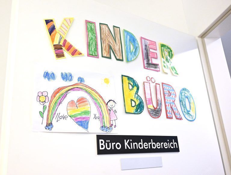 ABD0100_20240913 – WIEN –
STERREICH: ++ THEMENBILD ++ Illustration zu den Themen ?Frauenhaus / Gewalt gegen Frauen / Gesellschaft / Sicherheit / Frauen &Mnner? – Die Tre zum ?Kinderbro? in einem Frauenhaus in Wien, aufgenommen am Freitag, 13. September 2024. – FOTO: APA/BARBARA GINDL