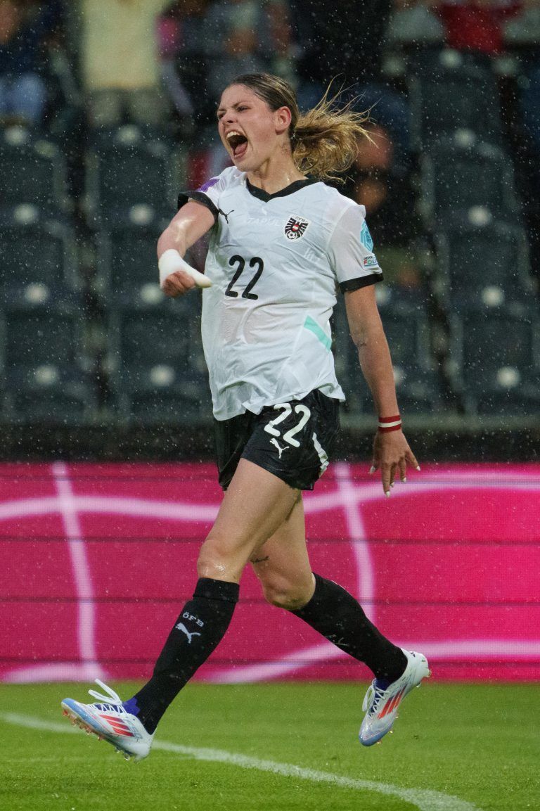 ABD0139_20240712 – ALTACH –
STERREICH: Jubel zum 2:0 von Eileen Michelle Campbell (AUT), im Rahmen des EM-Qualifikations-Spiels der Frauen; 5. Runde zwischen
sterreich und Polen am Freitag, 12. Juli 2024, in Altach. – FOTO: APA/DIETMAR STIPLOVSEK