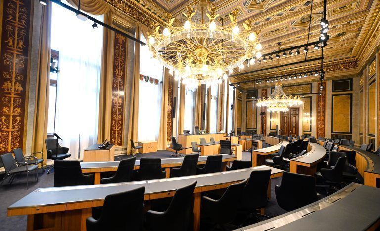 ABD0262_20221128 – WIEN – STERREICH: Blick in den Bundesrat-Sitzungssaal am Montag, 28. November 2022, im Rahmen eines Medienrundgangs vor der Wiedererffnung des historischen Parlamentsgebudes in Wien. – FOTO: APA/HANS KLAUS TECHT