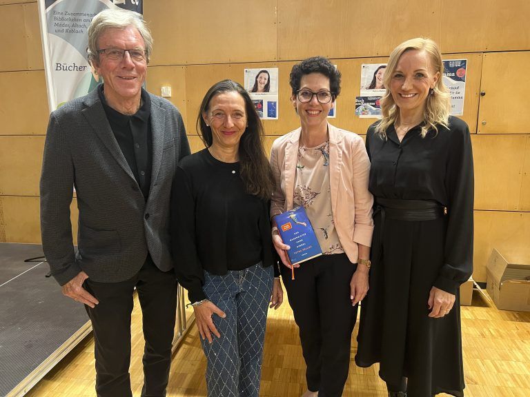 Albert Lingg, Autorin Petra Pellini, Verlegerin Nina Winkler und Ingrid Hofer luden zum Diskussionsabend