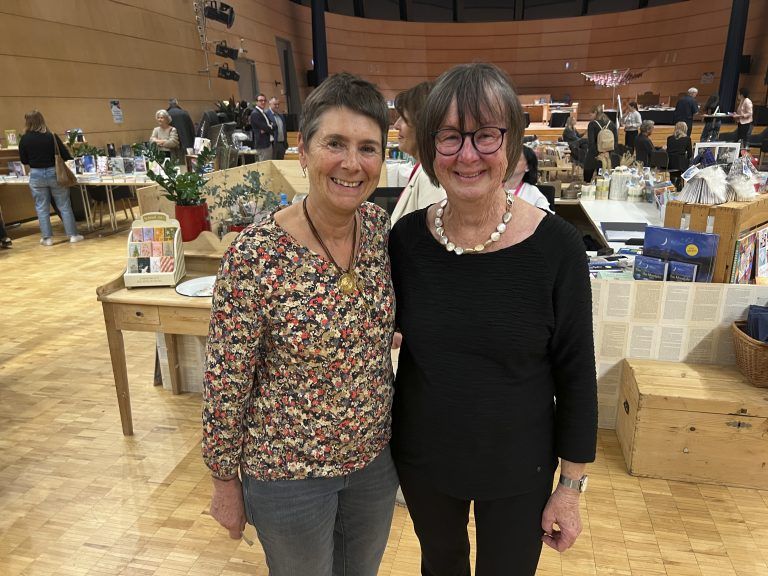 Andrea Etlinger und Waltraud Mayer hörten aufmerksam zu