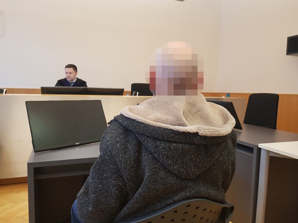 Junge Frau an Bushaltestelle bedroht
