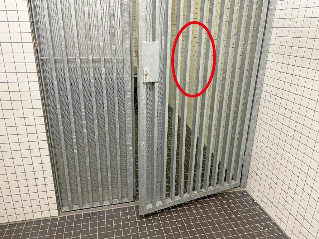 Häftling im Polizeiarrest in der Klemme