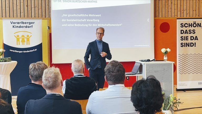 Aufmerksam wurde der Vortrag von Kinderdorf GF Simon Burtsch-Mathis verfolgt
