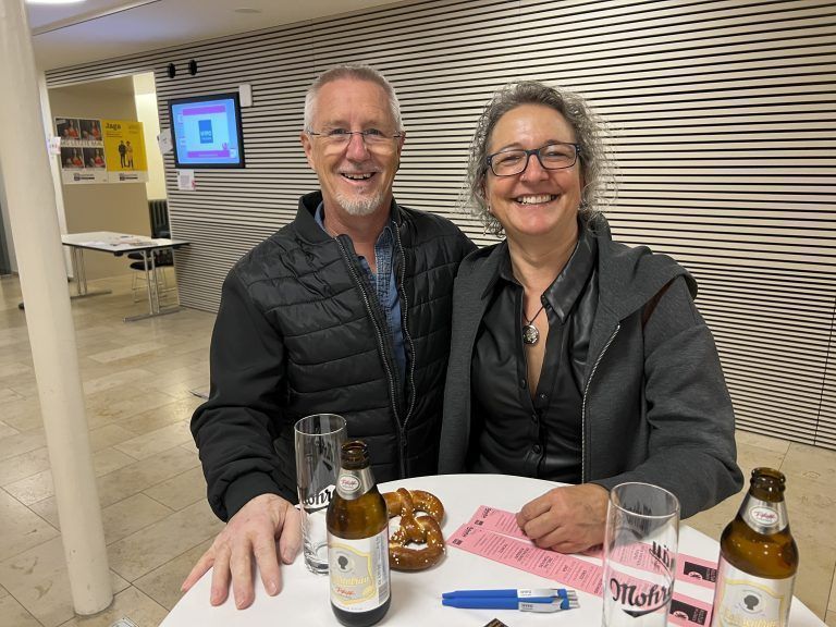 Bestens eingestimmt kamen Manuela und Heimo Schütz