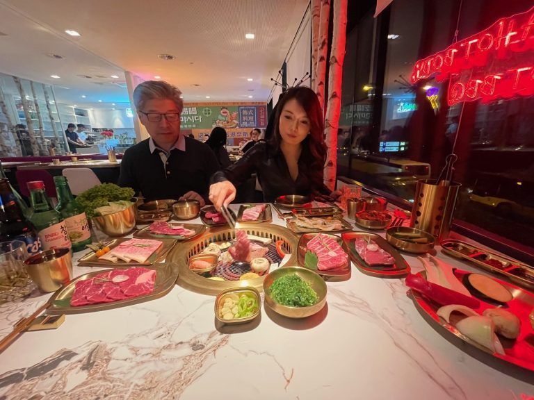 Peirong und Akika Chen essen