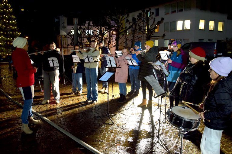 Illuminierung des Bludenzer Christbaumes, Landhausvorplatz. Kinder des Kindergartens Igel, Kukiband der Musikschule Bludenz