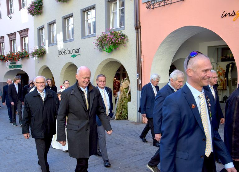 Zum Gefallenengedenken versammelten sich die Bürgerinnen und Bürger aus Bludenz gemeinsam mit Interessierten zur Messfeier in der Heilig-Kreuzkirche; anschließend zogen sie durch die Altstadt zum Kriegerdenkmal, das sich unterhalb der St. Laurentiuskirche befindet. Unter den Teilnehmenden: Bludenzer Liederkranz, Feuerwehr, Feuerwehrjugend, Stadtmusik, Vertreter aus der Politik, Rekruten, Mitglieder des Kameradschaftsbundes