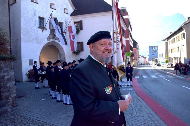Zum Gefallenengedenken versammelten sich die Bürgerinnen und Bürger aus Bludenz gemeinsam mit Interessierten zur Messfeier in der Heilig-Kreuzkirche; anschließend zogen sie durch die Altstadt zum Kriegerdenkmal, das sich unterhalb der St. Laurentiuskirche befindet. Unter den Teilnehmenden: Bludenzer Liederkranz, Feuerwehr, Feuerwehrjugend, Stadtmusik, Vertreter aus der Politik, Rekruten, Mitglieder des Kameradschaftsbundes