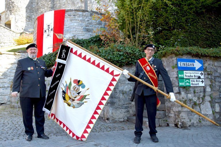 Zum Gefallenengedenken versammelten sich die Bürgerinnen und Bürger aus Bludenz gemeinsam mit Interessierten zur Messfeier in der Heilig-Kreuzkirche; anschließend zogen sie durch die Altstadt zum Kriegerdenkmal, das sich unterhalb der St. Laurentiuskirche befindet. Unter den Teilnehmenden: Bludenzer Liederkranz, Feuerwehr, Feuerwehrjugend, Stadtmusik, Vertreter aus der Politik, Rekruten, Mitglieder des Kameradschaftsbundes