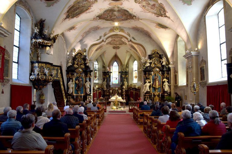 Messfeier mit Pfarrmoderator Lukas Bonner in der Pfarrkirche St. Gallenkirch