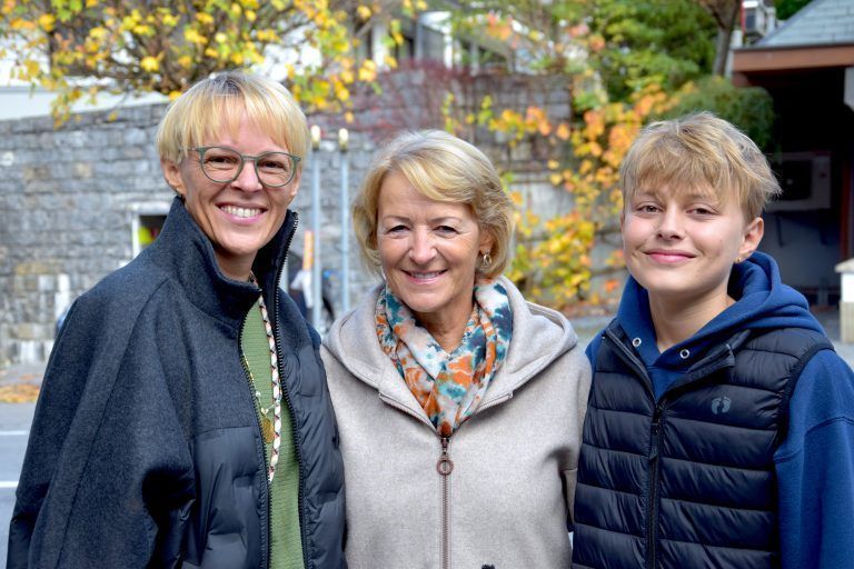 Susanne Benedikt mit Mutter Maria Wieser und Sohn Henry