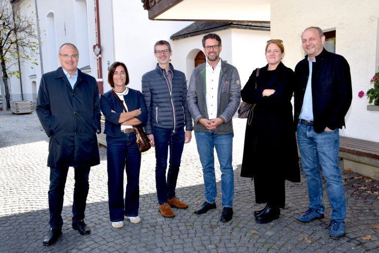 Klaus Breit, Petra Gort-Konzett, Konzertvereinigung Musica Sacra-Obmann David Burgstaller, Martin Loretz, Judith und Alexander Krista anlässlich einer kürzlich stattgefundenen Jubiläumsfeier mit der Konzertvereinigung Musica Sacra in der Pfarrkirche St. Gallenkirch. - © Gerhard Scopoli