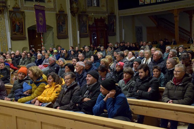 Konzert "Chormusik über Generationen". Drei Schrunser Chöre: der Kinderchor, das Chörle Vrwäga und der Kirchenchor, Münster