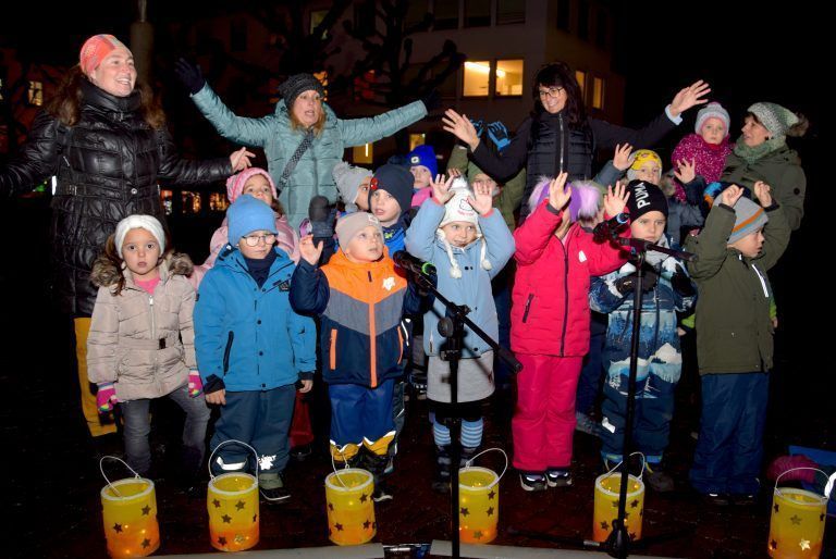 Illuminierung des Bludenzer Christbaumes, Landhausvorplatz. Kinder des Kindergartens Igel, Kukiband der Musikschule Bludenz