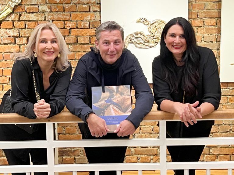 Die Künstlerinnen Mercedes (l) und Franziska Welte mit Autor Klaus Feldkircher luden zur Vernissage und Buchpräsentation