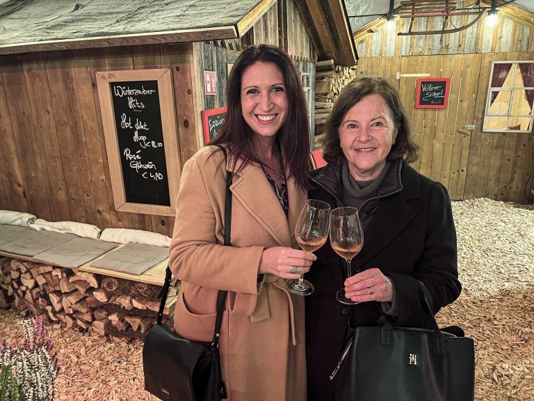 Francesca Ceotto (La Contesse) und Brunhilde Pfanner beim Apero