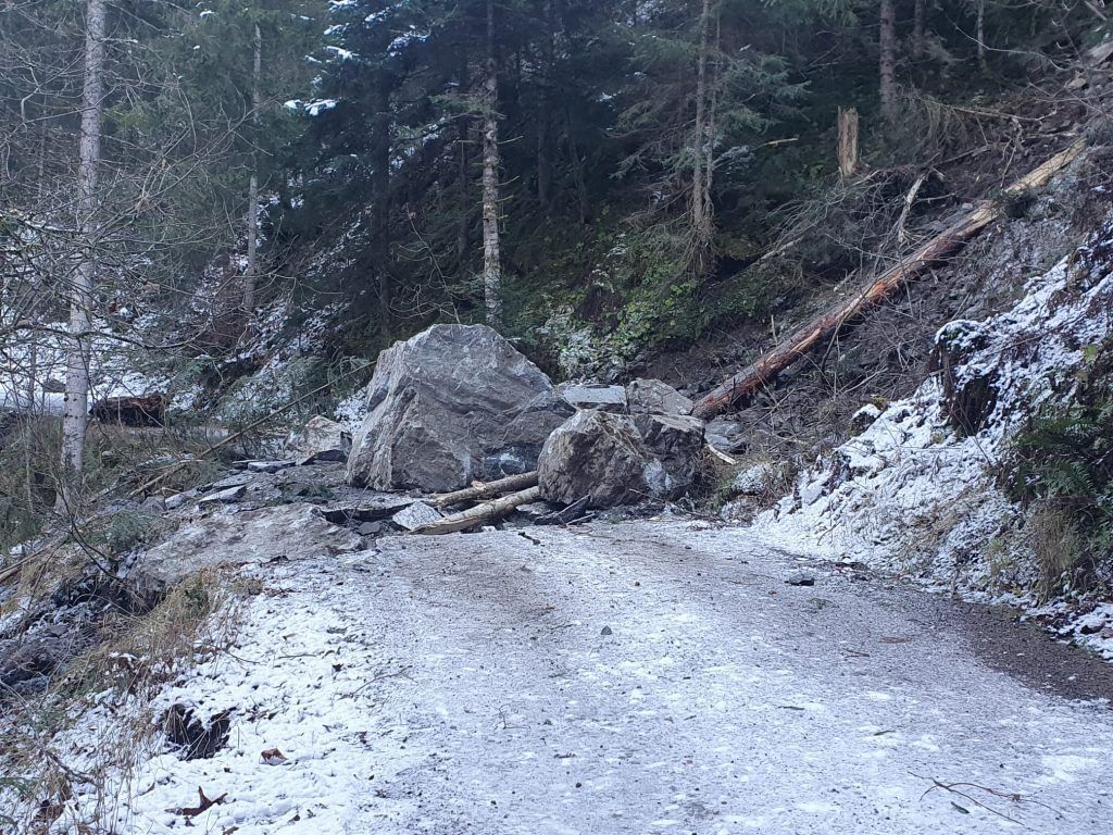 Gewaltiger Felssturz sorgt weiter für Stromausfall und Straßensperre