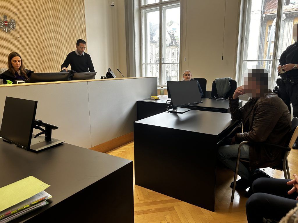 Nacktbilder und 1-Cent-Überweisungen: Gekränkter Gatte terrorisierte seine Ex-Frau
