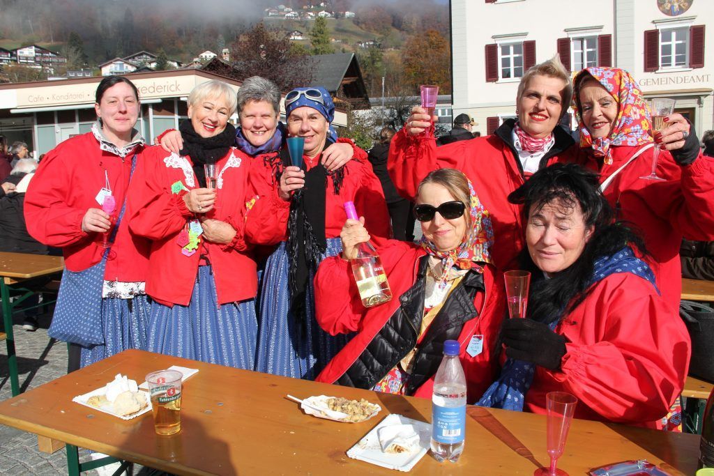 Beginn der Faschingssaison mit Guggamusik und Straßenfest